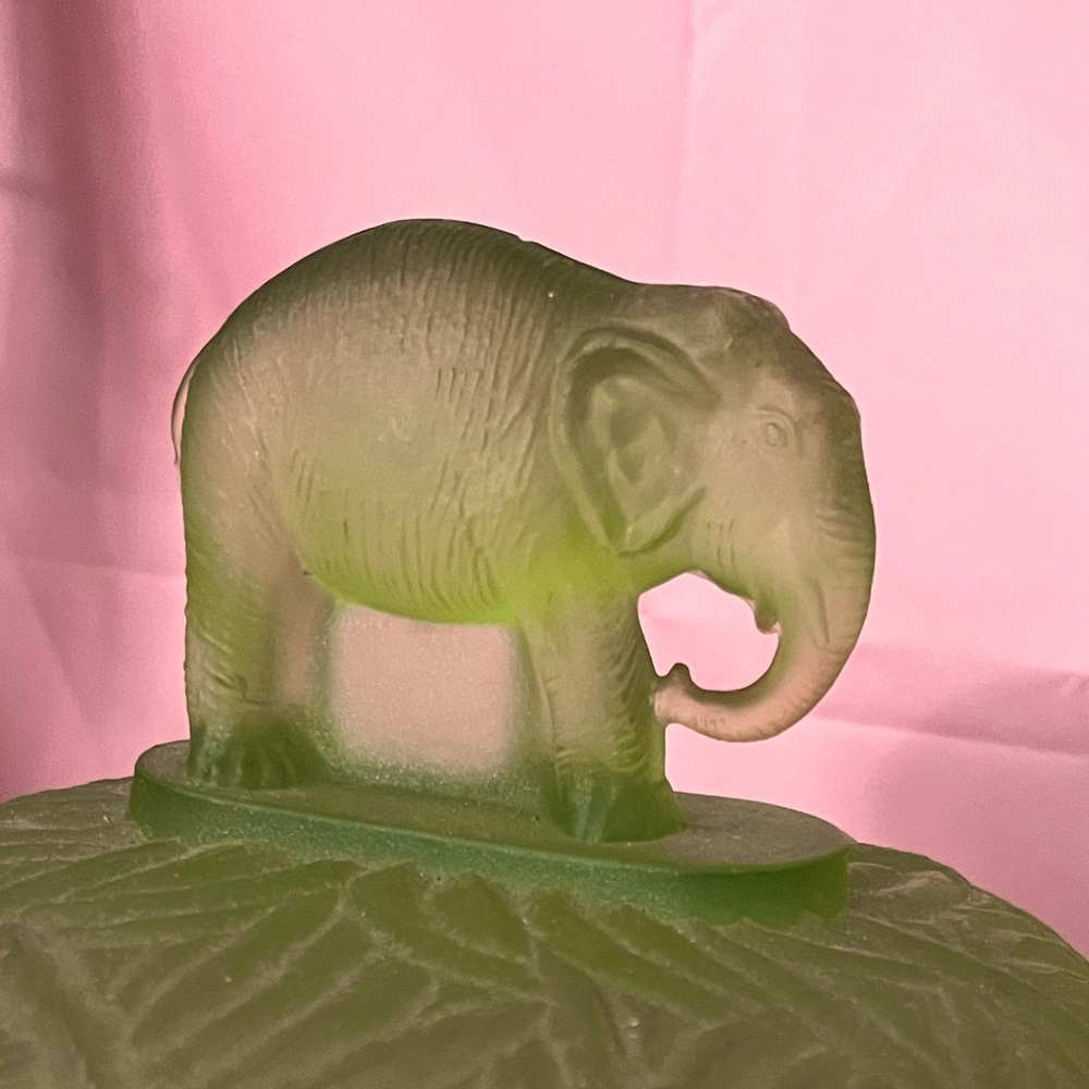 L.E. Smith Uranium glowing glass powder jar with lid elephant for the handle